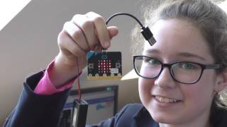 Šventosios pagrindinės mokyklos penktokai darbuojasi Micro:bit mikrokompiuteriais