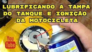 Lubrificando a Tampa do Tanque e Ignição da Motocicleta