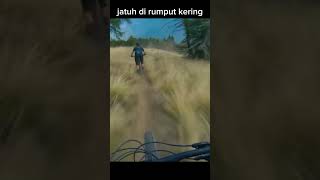 MTB di sabana rumput kering seperti jalur pendakian via Suwanting gunung merbabu