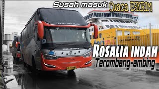 NGERI OMBAK BESAR ‼️CUACA BURUK BIKIN BUS ROSALIA PADA GASRUCK DI PELABUHAN MERAK