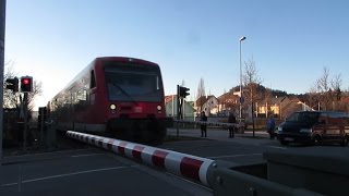 Regioshuttles auf der Ermstalbahn in Neuhausen (mit vollem BÜ-Zyklus, 26.02.2017)