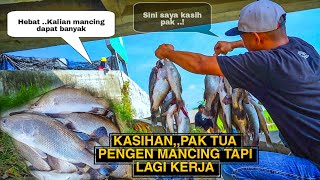 Kasihan!!! Lihat orang mancing PAK TUA ini saya kasih ikan hasil mancing ku