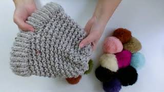 Coloca un pompon en un gorro de lana