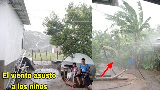 Fuertes lluvias con viento asota los niños muy asustados al ver la correntada d agua en el corredor😱