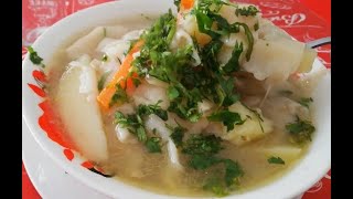 Unas sabrosas pantrucas caseras en un delicioso caldo de costillas. especial para los dìas frios