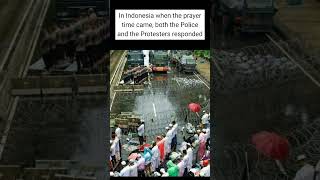 In Indonesia 🇮🇩 when the prayer time came, both the Police and the Protesters responded #religion