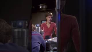 Trip and T'pol beam up a cylinder and analyze it #tpol #startrek #startrekenterprise #analysis