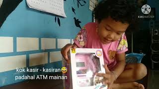 mbak naura beli mainan baru atm mini hello Kitty,langsung unboxing cara mainnya.