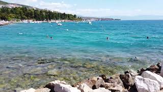 Crikvenica 4K - pogled na plažu - puše vjetar  2022