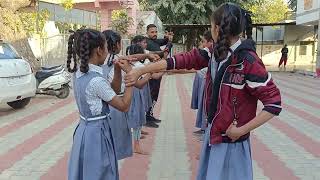 #school girls motivation. अपना हाथ छुड़ा ले और सामने वाले पर अटैक करे.