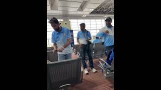 Lasith Malinga Singing a song with Team Mates