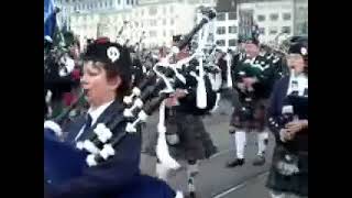 Massed Pipe Band an der Basel Tattoo Parade am Pipe Fest / Zurich Caledonian Pipe Band 2009