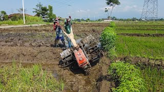 Ada Yang Dalam Traktor Sawah Nyingkal Setengah Lahan