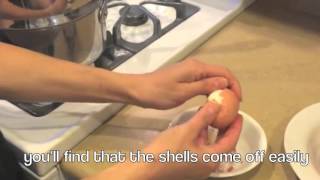 30Second Mom Video: Christie Gosch Shares Her Secret for Making Eggs Easier to Peel!