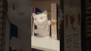 📚🐱 Add a touch of whimsy to your bookshelf with our 3D printed cat peeking book nook! Perfect for