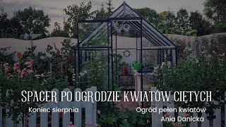 Wiejski ogród kwiatów ciętych na koniec wakacji.