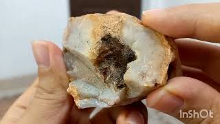 تشکیل بلورهای بسیار زیر کوارتز درون سنگ فلینت دگرسانی شده Quartz geode formation in altered flint