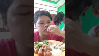 enaknya makan nasi pake sosis goreng + pete + cabe rawit + lalapan pete