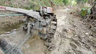 traktor sawah pindah lahan! harus lewat sungai kecil