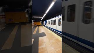 Caf serie 2000a entrando en Pinar de Chamartin en la linea 1 de Metro de Madrid