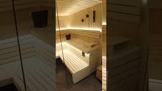 Un sauna sur-mesure installé dans une salle de bain à Wolwelange