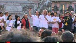 Beppe Grillo in piazza Duomo con Mattia Calise - 4 maggio 2011 (pt 1)