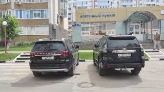 Внешнее сравнение одноклассников KIA Mohave и Toyota Land Cruiser Prado. на стоянке рядом.