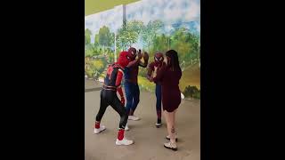 Ella no esperaba que se le juntaran los 3 novios vestidos de spiderman 🕷️🕸️😂