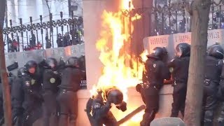 Policías en llamas durante los enfrentamientos con los manifestantes en Kiev.