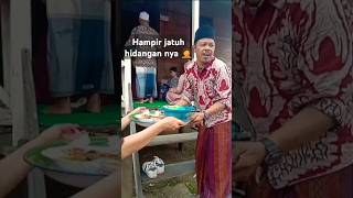 Hampir jatuh hidangan nya