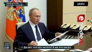 Videoda Putinə Bəyanatı oxumaqa təklif edirlər.   Putin deyir:"Nə oxuyacam? Bunu özüm yazmışam".