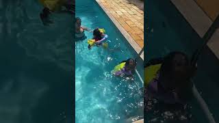 Desafio da piscina brincadeira entre os amigos