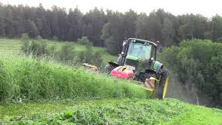 Mähen am Hang mit John Deere