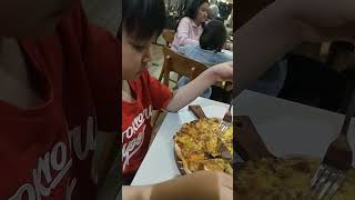 Pizza dengan kulit tipis lebih mantap.