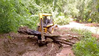 Retroescavadeira JCB limpando tubos