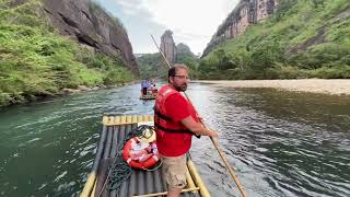 Capitán Pérez comandando la balsa en Wuyishan