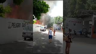 corre corre en una bomba cuando esta se incendió.