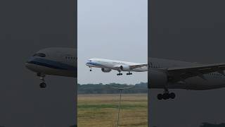 CHINA AIRLINES landing di bandara Soekarno Hatta runway 25.