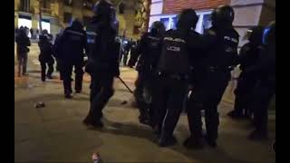 Los antidisturbios de la policía tiraron anoche al suelo a una mujer mayor que protestaba en Ferraz