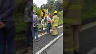 Accidente de vehículo tipo tractomula por la Condina de Pereira. Se fue al vacío.