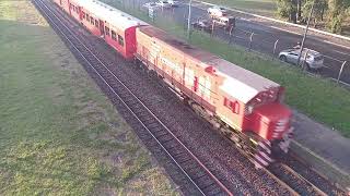 Tren de la Línea Belgrano Norte, pasando por la exparada Raúl Scalabrini Ortíz.