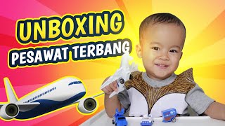 Zafran Unboxing dan Bermain Mainan Pesawat Terbang Murah Meriah - Plane Unboxing