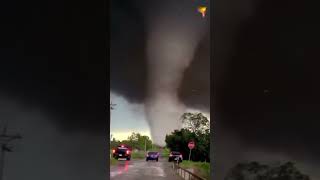 Tornado destruidor registrado de perto.