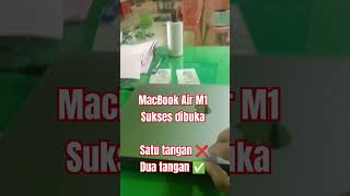 MacBook Air M1 Gagal dibuka dengan satu tangan?