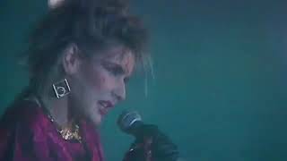 Valerie Dore---Its So Easy.  live festival 1985