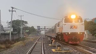 ASMR❗Kereta Api Ngebut di Jalur Double Track Petak Haurpugur - Kiaracondong