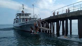 Местное морское водное разлечение.теплоход Крым. Крым, Гурзуф, причал Гурзуф