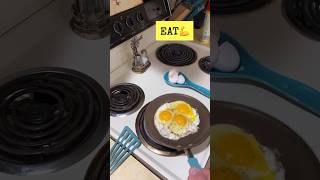 FLIP EM’ THEN EAT EM’ 🤣 YOUR EGGS 💪 #shorts #fyp #eggs #eat #aesthetics #viral #mrolympia #eateggs