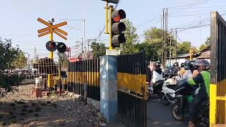 Railway crossing II Perlintasan Kereta Api Jl. Hasyim Asy'ari Jombang JPL 71 KA Argo Semeru