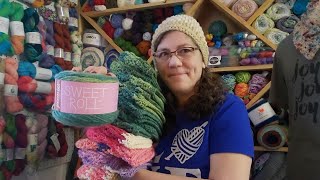 Crochet with Sweet Roll and Bernat Pop Addicted to beanies from Juan